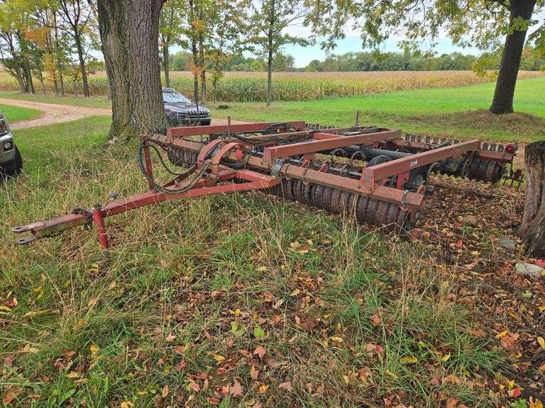 IHC Mod. 415 13’ cultimulcher, dual wheels w/hyd. cyl. image