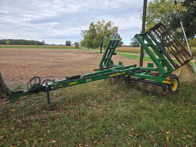 John Deere Mod. 200 20’ folding single rolling basket image