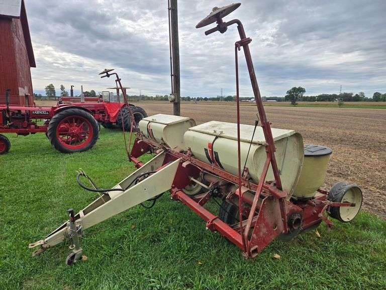 IHC Mod. 456 Hilldrop Special 4rw corn, bean & cucumber planter image
