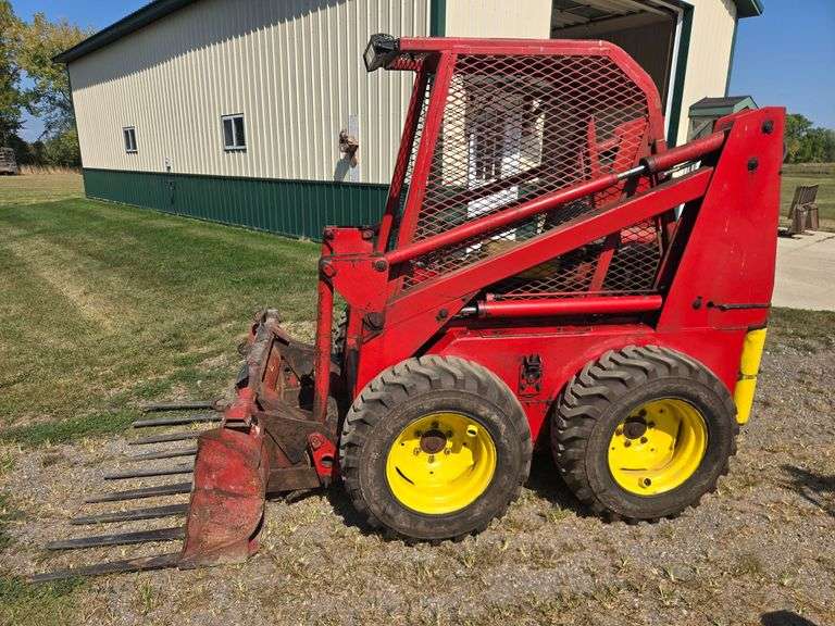Gehl Mod. 4400 gas skid steer w/tine & bucket image