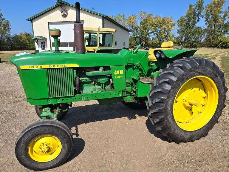 1962 John Deere Mod. 4010 w/JD diesel combine engine image