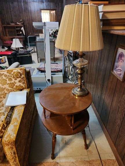 2-Tier Round End Table 20"x26" and Table Lamp image