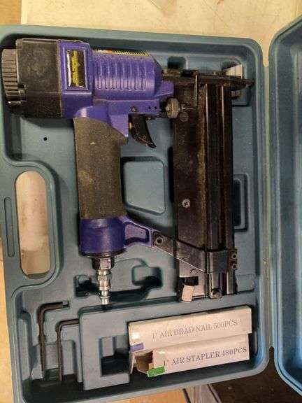 Pneumatic Nailer / Staplers and hardware image