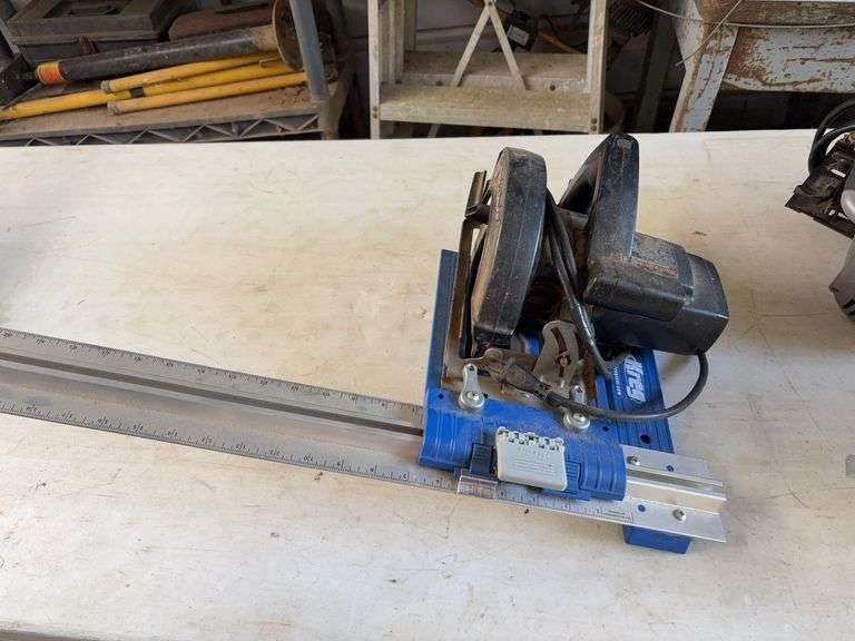 Black n Decker Saw with Kreg Rip Cut image