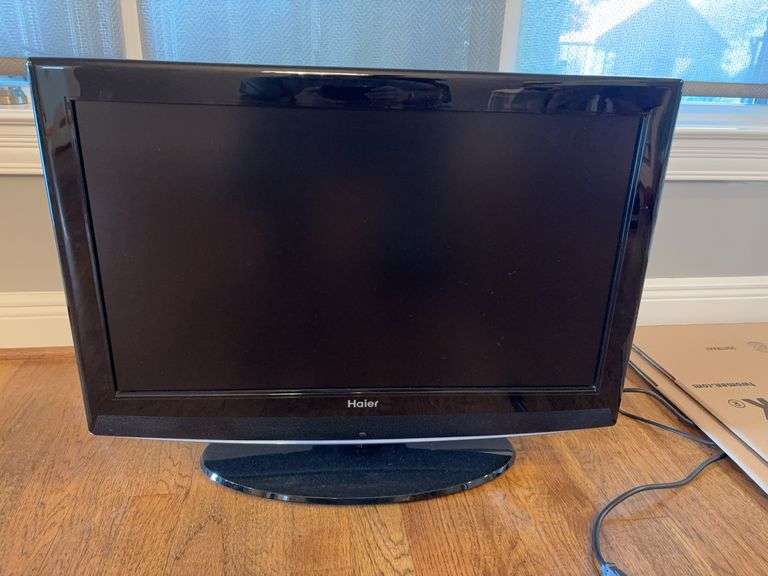 Hailer 32” TV image