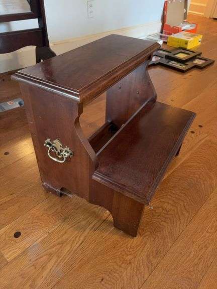 Shoe Fitting Stand 18”x14”x14” image