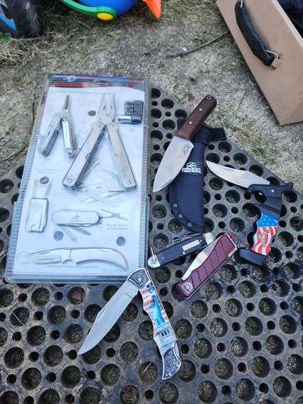 Assorted Knives image