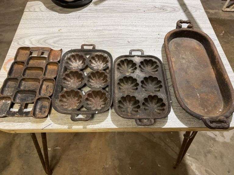 (4) Cast Iron Cornbread Pans and Serving Tray image