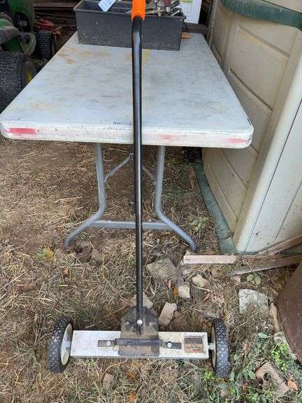 Magnet on Wheels image