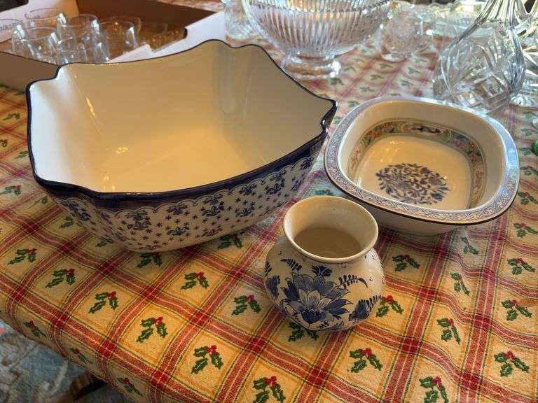 Pair of Serving Bowls and Flower Vase image
