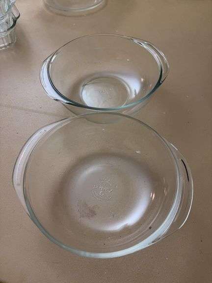 Pair of 2qt PYREX Bowls image