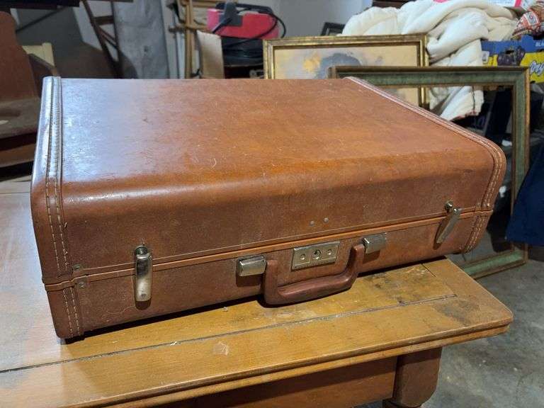 Royal Traveler Suitcase image