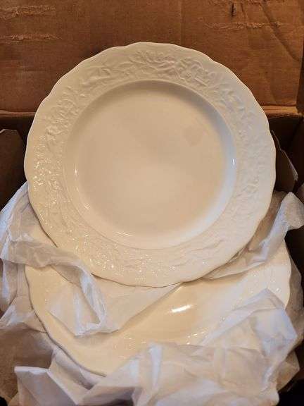 (34) 9" Salad Plates image