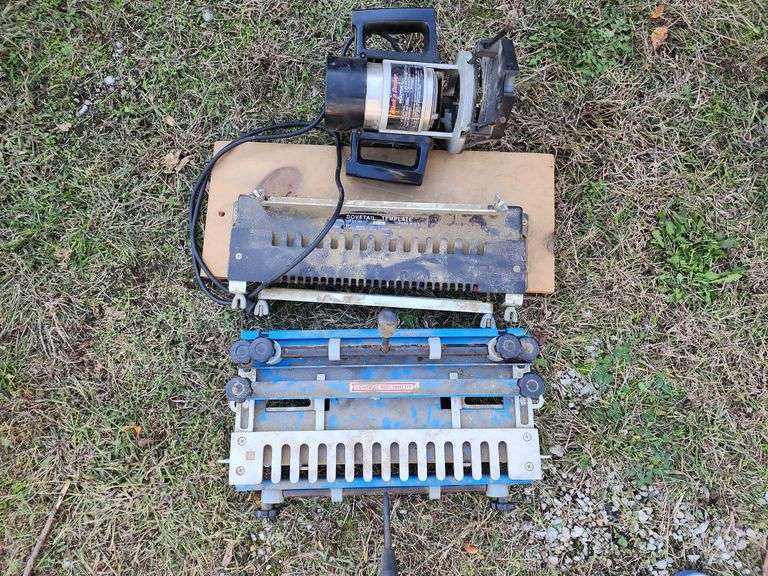 Black  Decker Router and 2 Dovetail Template image