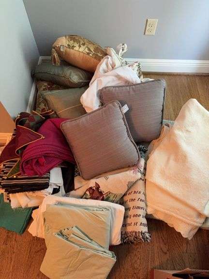 Assorted Lenin’s Throw Pillows Blankets image