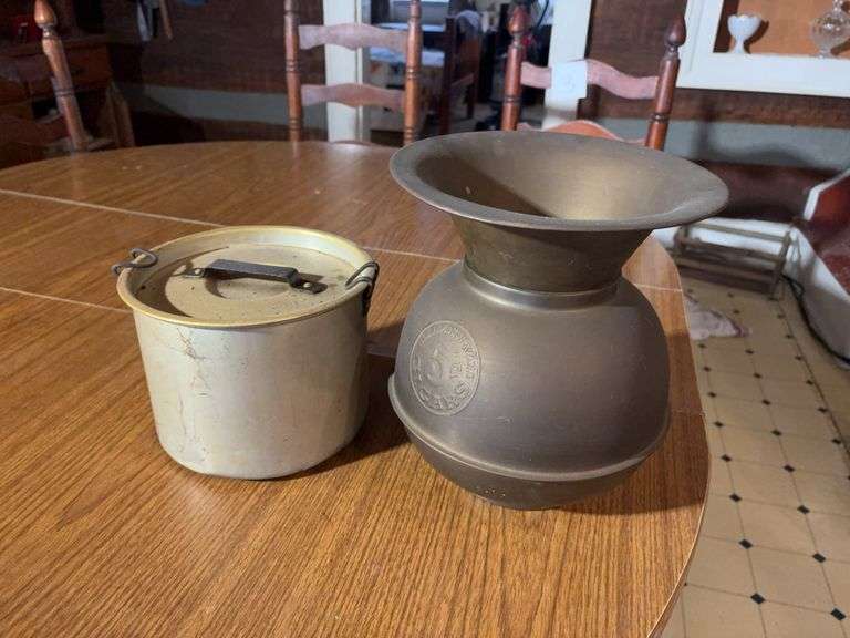 Spittoon and Pot image
