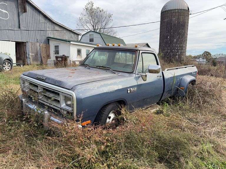 1989 Dodge 350 Single Cab Dually Cummins Diesel - odometer reads 35,901 (unsure of accuracy) - VIN 1B7ME3684KS136656 - does not run image