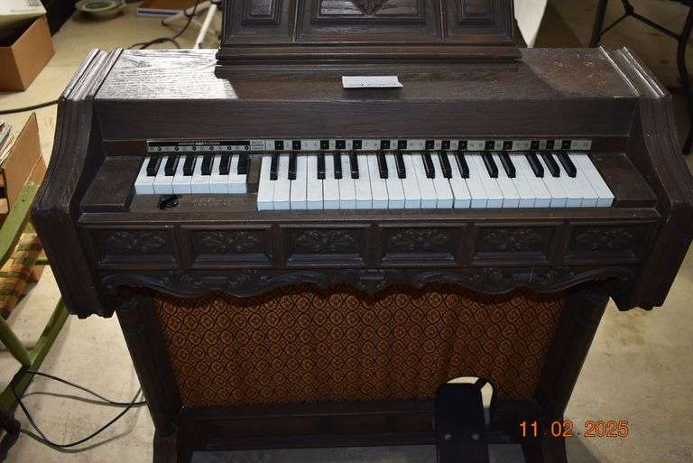 Emenee Electric Organ with Stool image