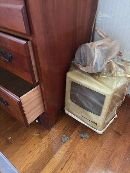 4 Drawer Dresser and Contents