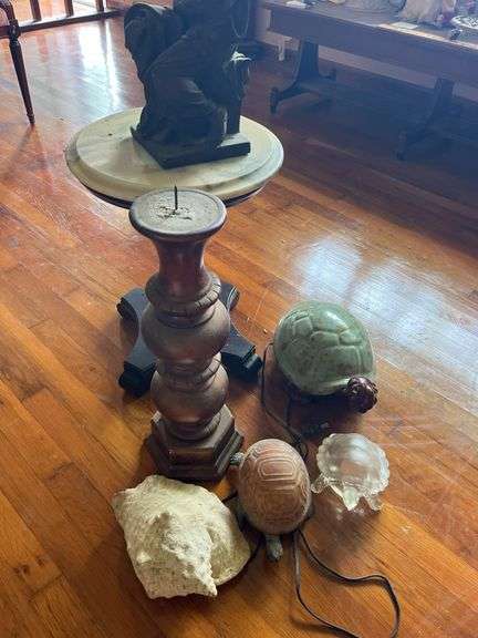 Marble Top Pedestal 15”x19” with Turtle Decor