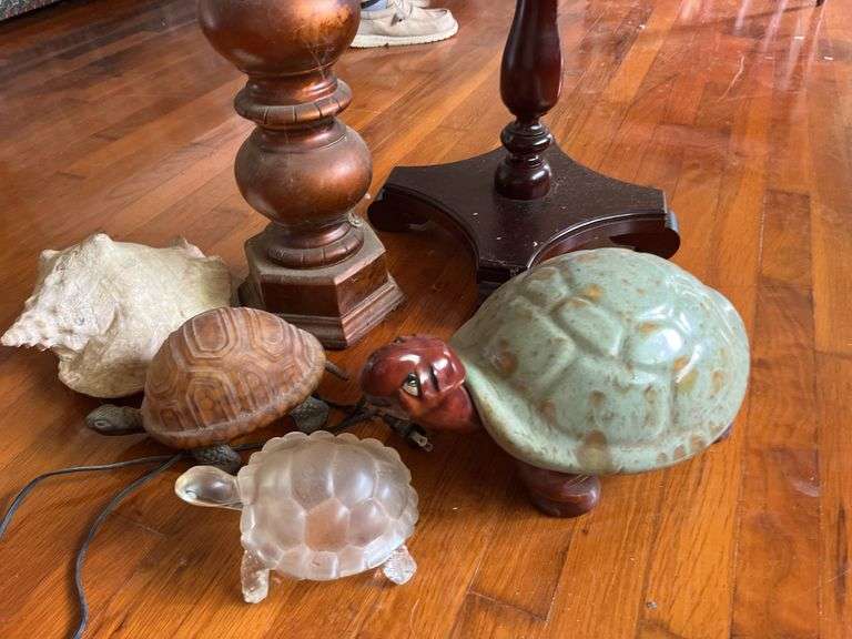 Marble Top Pedestal 15”x19” with Turtle Decor
