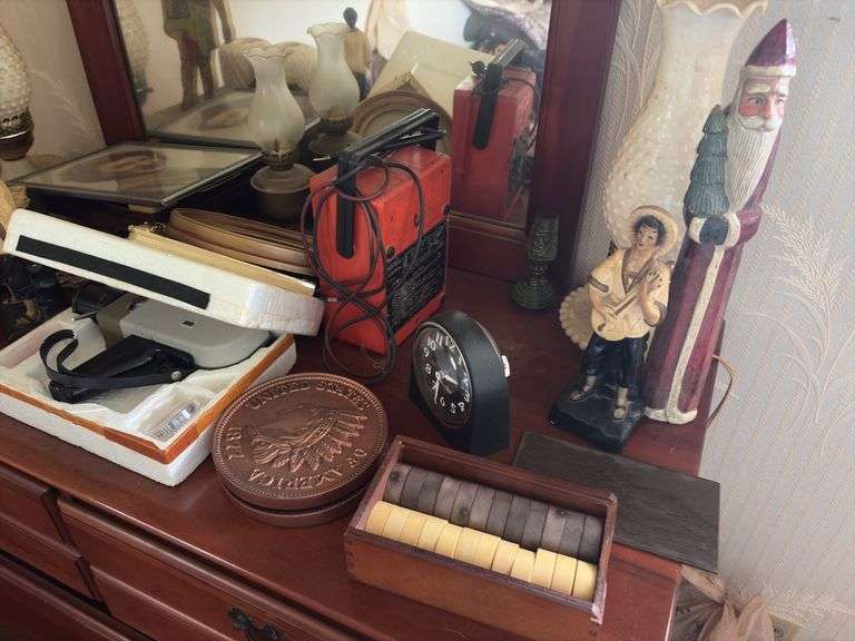 4 Drawer Dresser and Contents