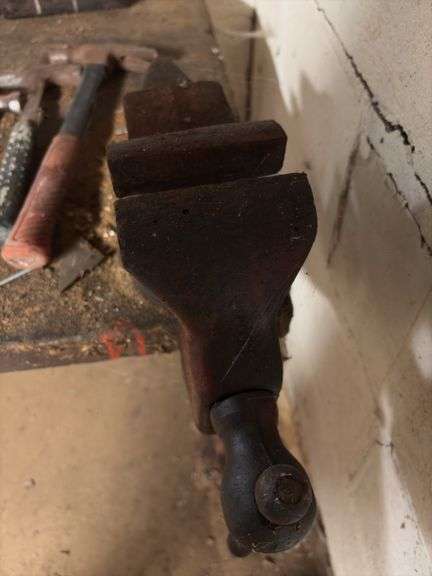 Anderson Table Vise - buyer MUST bring tools to remove