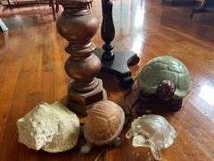 Marble Top Pedestal 15”x19” with Turtle Decor