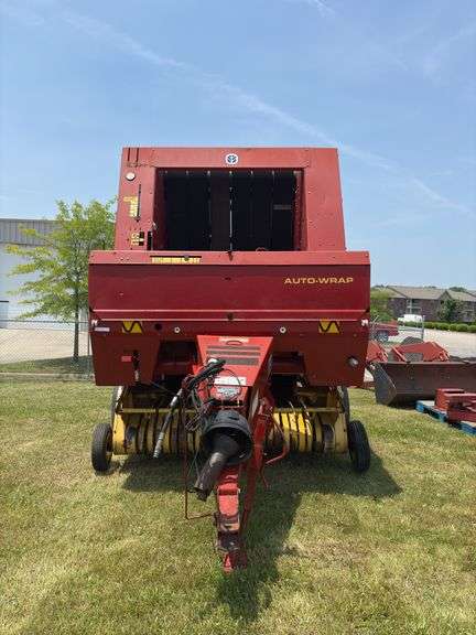 New Holland 654 Round Baler - SN 957355