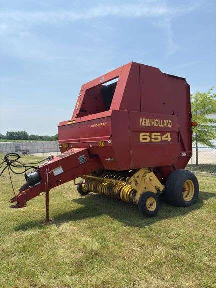 New Holland 654 Round Baler - SN 957355 image