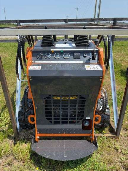 2025 Land Hero Mini Skid Steer - SN 2412392842