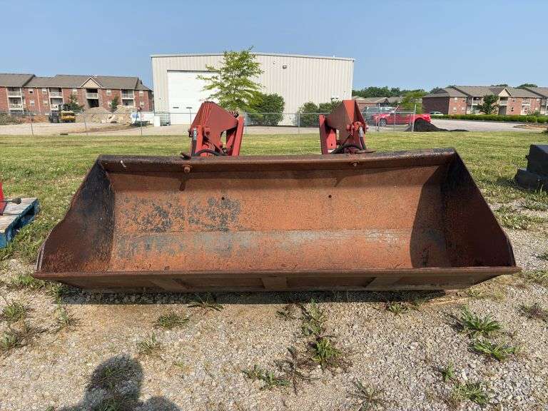 Case International 2250 Front End Loader - 6’ Bucket