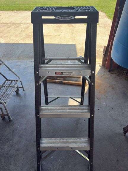 4ft Fiberglass Stepladder