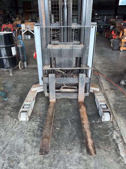 Prime Mover RR30B Electric Fork Lift - 9,479hrs - 3k LB Capacity - SN RR30B170287 - batteries take days to charge with current charger, buyer is advised to bring a trailer with a winch- machine weighs 7,500lbs