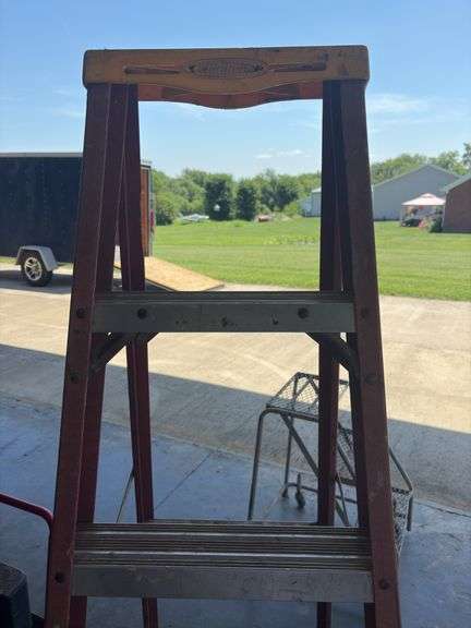 6ft Fiberglass Stepladder - cracked frame