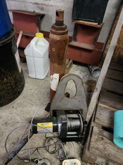 Bottle Jack and 2000 LB Chicago Winch image