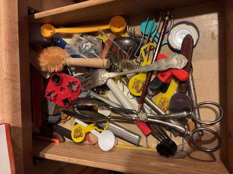 Contents of 5 Drawers - large assortment of utensils