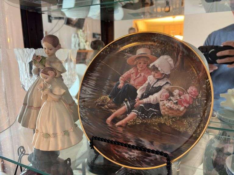 Contents of 1 Shelf - Assorted Glassware and Decor image