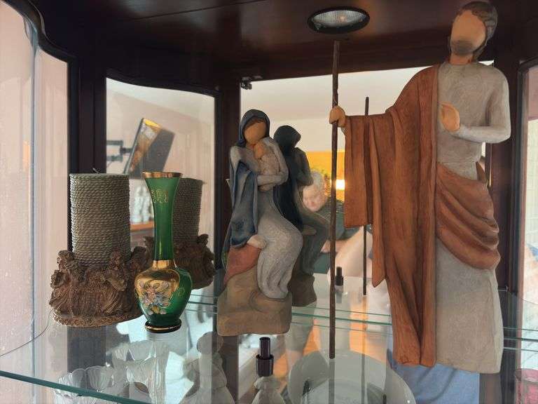 Contents of 1 Shelf - Assorted Glassware and Decor