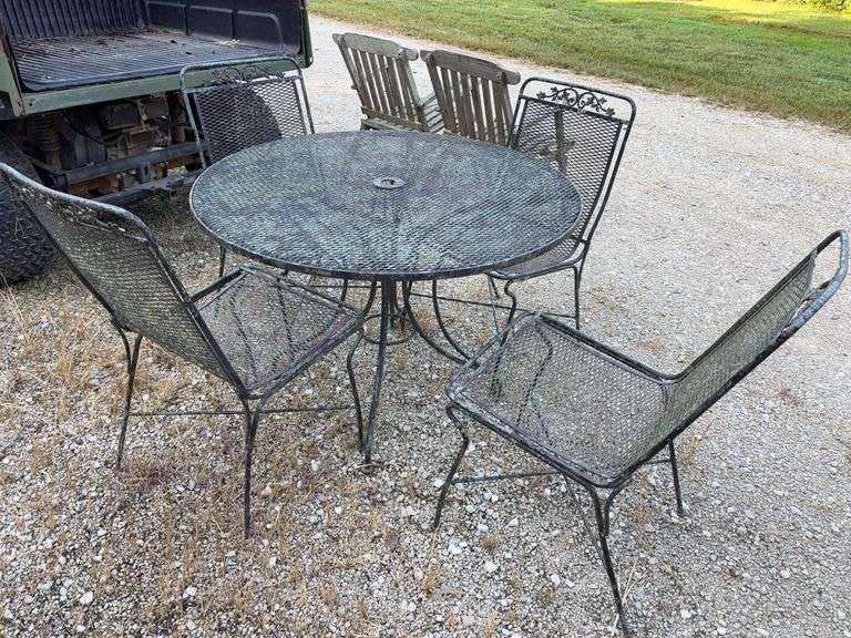 Round Patio Table with 4 Chairs image