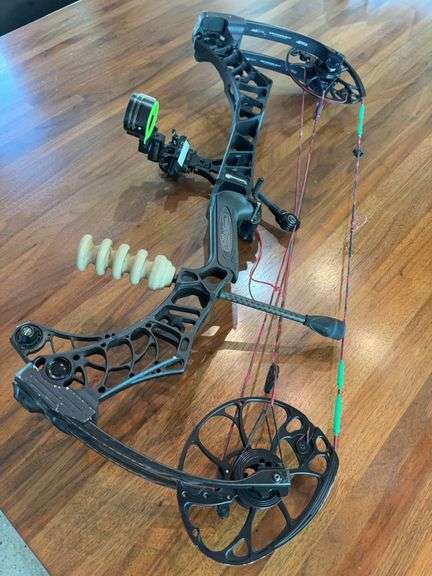 Matthews V3 Compound Bow - 27” image
