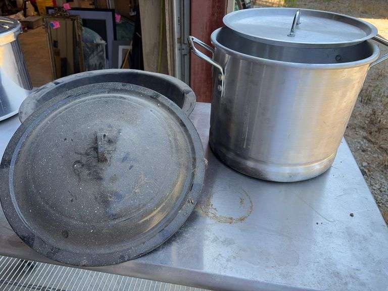 Steam Pot and Black Pot with Lid image