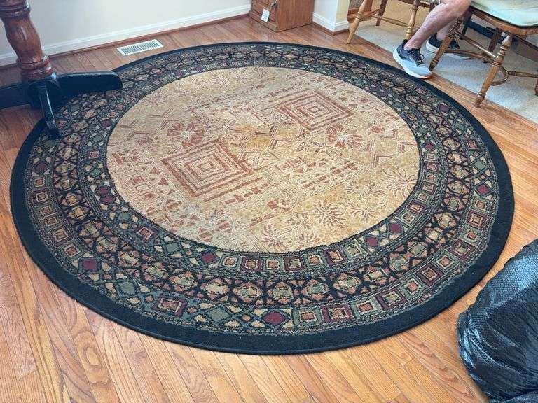 7.5’ Round Rug image