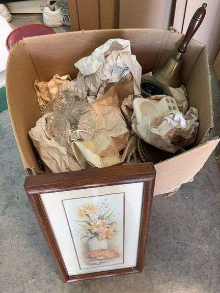 Box lot of Assorted Glassware image