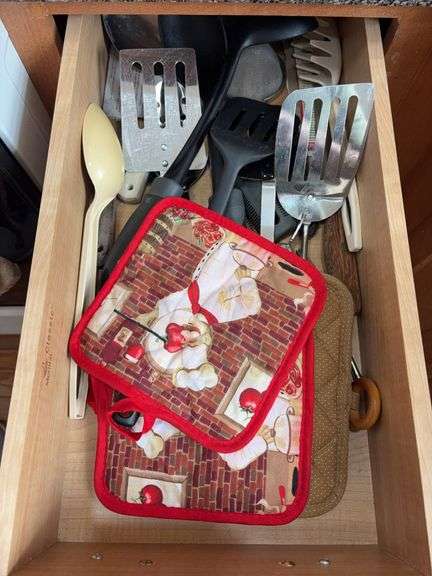 Contents of 4 Kitchen Drawers - Towels, Pot Holders and Misc image