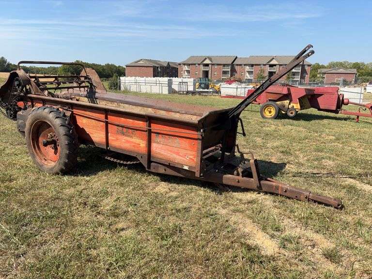 New Idea Model 17 Manure Spreader image