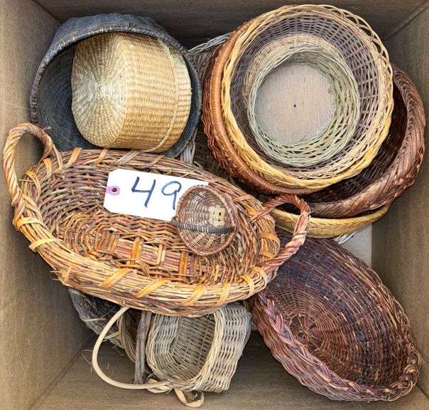 BOX LOT OF ASSORTED WOVEN BASKETS image