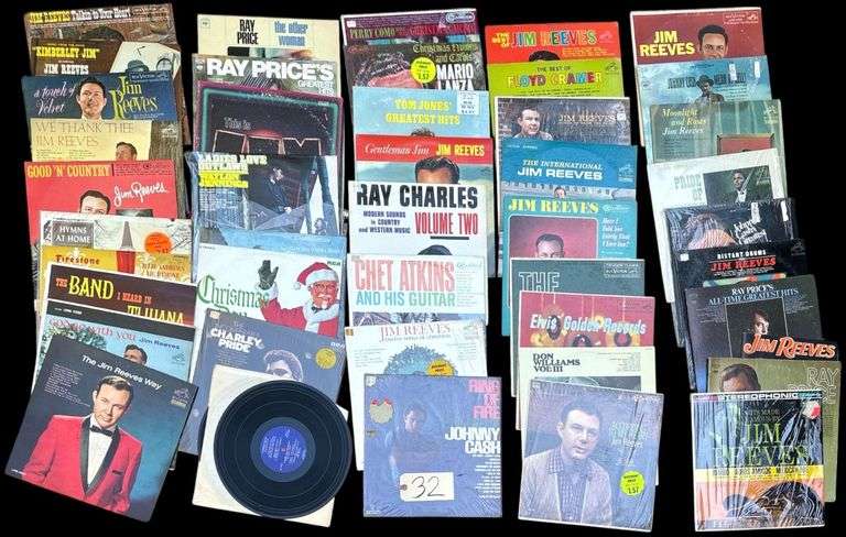 APPROXIMATELY 45 VINYL RECORDS TO INCLUDE ARTISTS LIKE JOHNNY CASH, JIM REEVES, CHET ATKINSON, RAY CHARLES, ELVIS, PERRY COMO, RAY PRICE, ETC. image