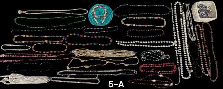LOT OF FASHION BEADED AND OTHER NECKLACES TO INCLUDE SEVERAL SARAH COVENTRY image