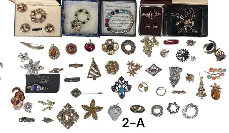 LOT OF ASSORTED LADIES’ BROOCHES AND PENDANTS image